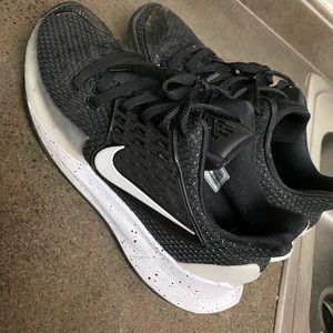 Nike Men’s Kyrie Low 2 Basketball Shoes